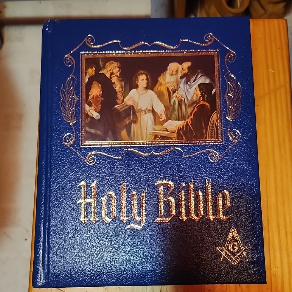 BLUE MASTER FREE MASON REFRENCE. HOLY BIBLE WITH GOLD ACCENTS, HEIRLOOM EDITION.